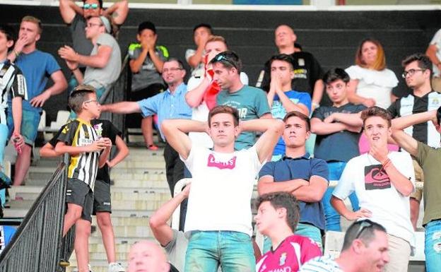 Los aficionados se lamentan ayer en el estadio Cartagonova./Antonio Gil / AGM