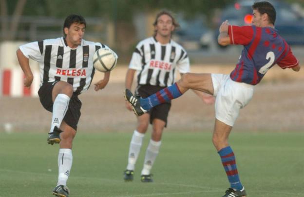 Alejandro Chavero, con la camiseta del Cartagena, en un amistoso del primer equipo ante el Eldense, en agosto de 2005.
