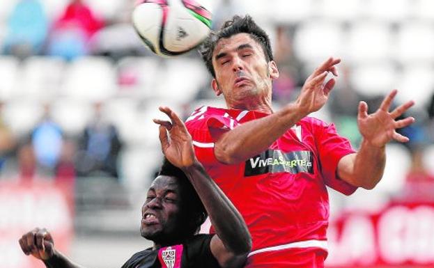 Chavero, en un partido con el Murcia, ante el filial del Almería.