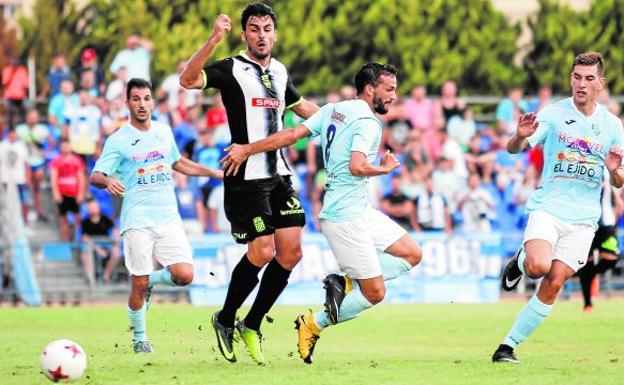 Chavero regatea a Rodri en una jugada del primer tiempo. En la imagen de abajo, Álvaro González es agarrado por un rival, ayer en El Ejido.
