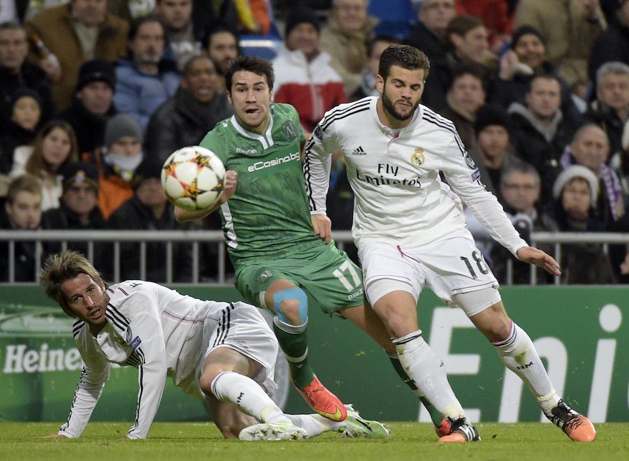 Dani Ábalo, en 2014, pugna un balón con Coentrao y Nacho, en un partido de Champions League, en el Santiago Bernabéu.