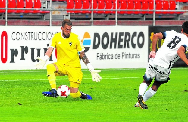 Limones evita un gol en el partido ante el Sporting B, hace unos días en Anduva.