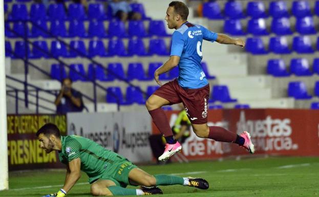 Aketxe bate a Germán Parreño en el segundo gol.