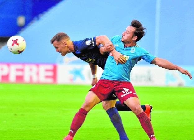 Álvaro González pugna con Góngora en el partido del sábado ante el UCAM.