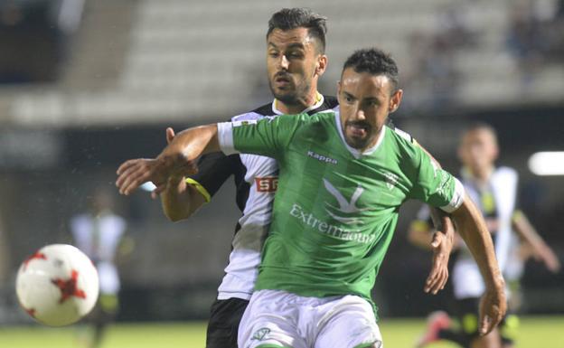Chavero en un lance del partido contra el Villanovense.