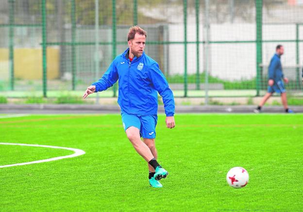 Miguel Ángel Cordero, en el entrenamiento de ayer en el campo de la Esperanza./Antonio Gil / AGM