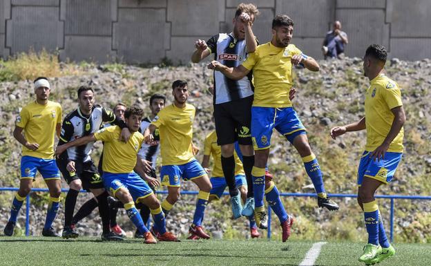 Los jugadores del Cartagena y Las Palmas luchan durante un córner./LOF