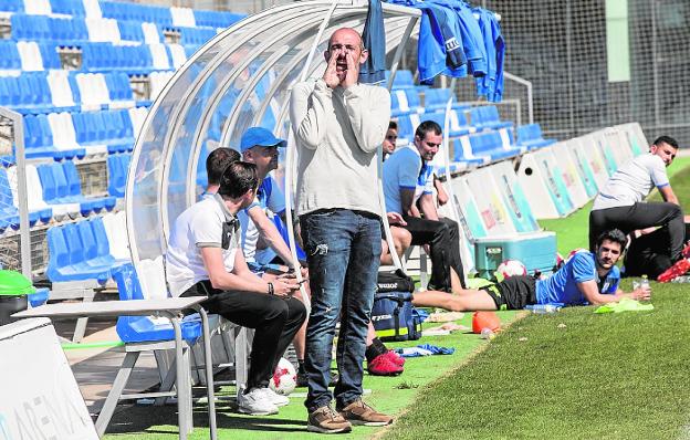 Míchel Zabaco, tumbado al fondo, durante el amistoso del miércoles en Pinatar Arena. / j. m. rodríguez