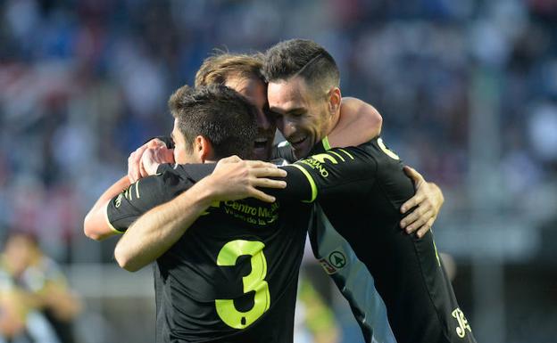 Jesús Álvaro, Cordero y Rubén Cruz se abrazan después de uno de los goles del Efesé./Antonio Gil / AGM
