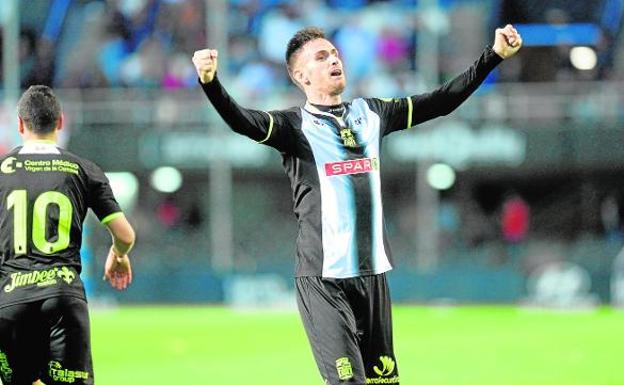 Rubén Cruz celebra su segundo gol, el tercero del Cartagena./Antonio Gil / AGM