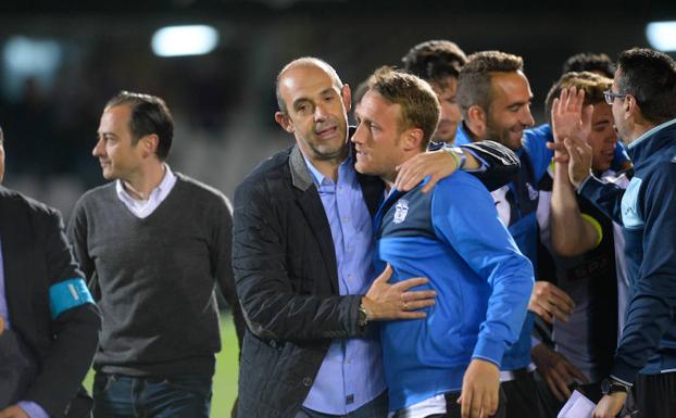 Alberto Monteagudo felicita a Aketxe al final del encuentro./Antonio Gil / AGM