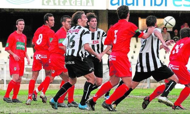 Sabino, Mariano Sánchez y Molist, rodeados de rivales, en la última visita del Badajoz al Cartagonova, en 2005./Pablo Sánchez / AGM