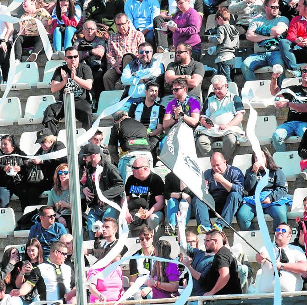 Aficionados animando en el Cartagonova, el domingo./A. Gil / AGM