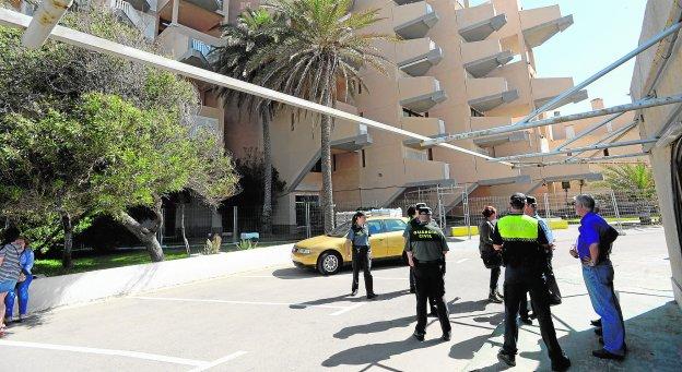 Agentes de la Guardia Civil y la Policía Local, este miércoles durante el desalojo.