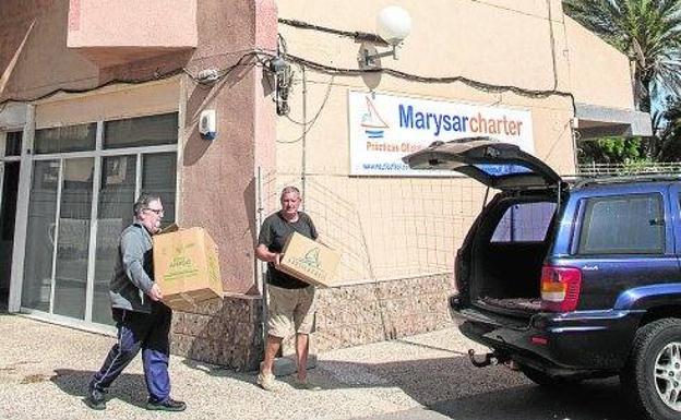 David López, de la Escuela Náutica Marysar Charter, ayer, abandonando el bajo comercial del edificio Euromanga.
