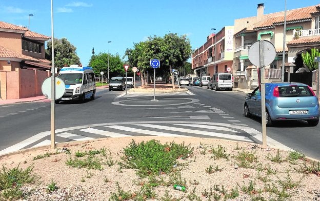 Tramo del bulevar pendiente, en primer plano, que contará con un paseo peatonal con arbolado.