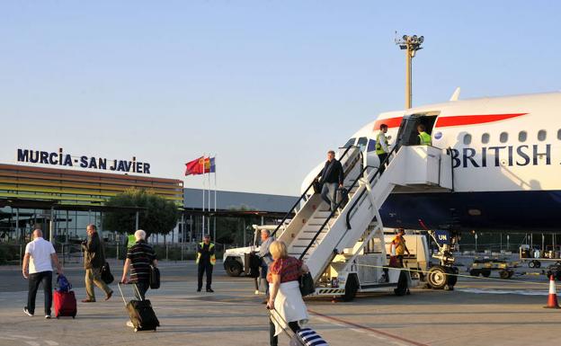 Pasajeros llegando al aeropuerto de San Javier.