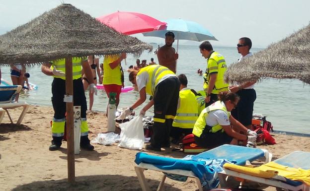 Sanitarios tratan de reanimar a la víctima.