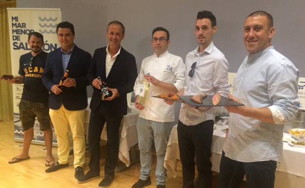 El consejero de Turismo, Javier Celdrán, y el alcalde José Miguel Luengo con algunos de los cocineros participantes.