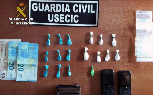 Objetos incautados al detenido.