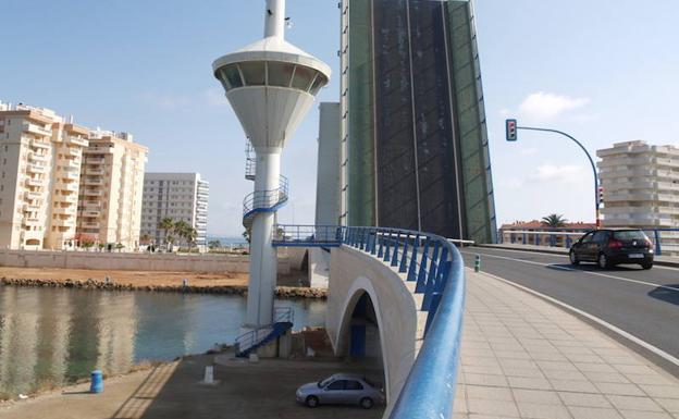 Puente de El Estacio en La Manga del Mar Menor.