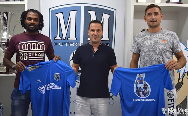 El entranador Paco García, entre los dos nuevos jugadores, Etamané y Belencoso.
