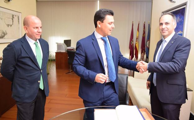 El alcalde sella el acuerdo para la investigación conjunta con el rector Alejandro Díaz. /UPCT