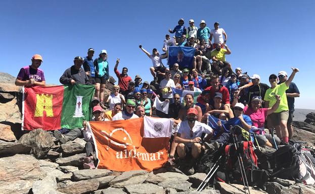 El equipo 'Sin límites' que coronó en julio de 2017 el Mulhacén. /Aidemar