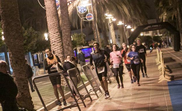Los corredores, en una noche fría al borde del Mar Menor, en marcha por la Casa Cuna. /PDM SJ