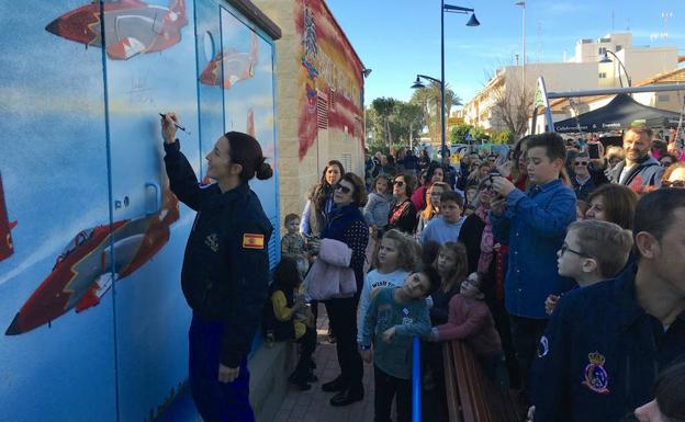 La primera mujer piloto de la Patrulla Águila, Rosa García Malea, firmó en el mural del parque. /A.S.