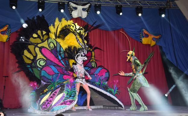 La reina del Carnaval, Judith Pardo, junto a su verde acompañante. /A.Salas
