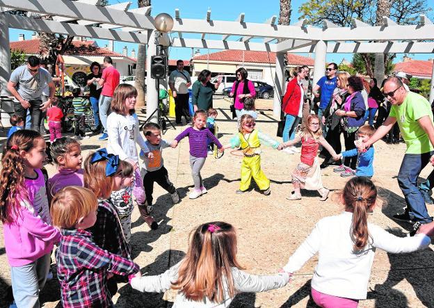 Los niños disfrutaron con los juegos en el parque de Los Ríos, el último que se ha estrenado ./A. Salas