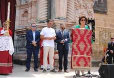 Al finalizar la ceremonia en la explanada de la Basílica de la Vera Cruz, la hermana mayor de la Cofradía, Elisa Giménez-Girón, y el alcalde, José Moreno, hiceron sendos regalos al almirante Manuel de la Puente. /JUAN F. ROBLES