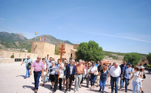 DESDE ARGENTINA. La representante de una de las Casas Regionales de Murcia en Argentina porttando la cruz que precede al grupo de peregrinos.