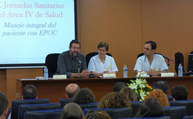 Asensio López (i), inauguró en Caravaca de la Cruz las 'IX Jornadas Sanitarias del hospital Comarcal del Noroeste'./CARM