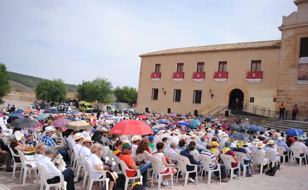 Explanada de la basílica de la Vera Cruz, peregrinos con paraguas, gorras y sombreros. /JUAN F. ROBLES.