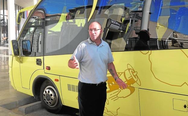 El encargado de la estación de autobuses, Francisco Olivares, explica cómo fue el intento de robo./N. GARCÍA / AGM