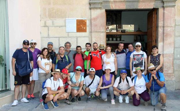 Los peregrinos en la puerta del Ayuntamiento, con la concejal de Turismo.