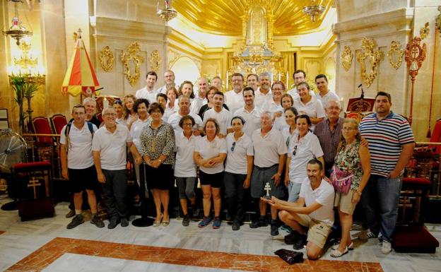 Los andariegos en el altar mayor de la basílica de la Vera Cruz.