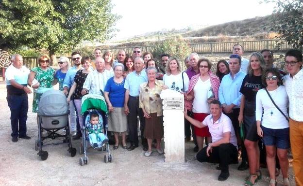 Familiares y vecinos del homenajeado junto al monolito.
