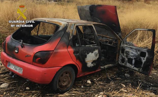 Estado en el que quedó el coche quemado.