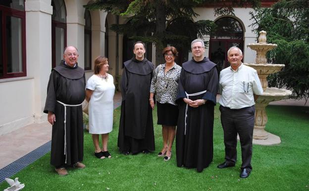Fray Enrique Bermejo, Mari Carmen Martínez, el padre Juan Serrano, Elisa Giménez-Girón, el Custodio de Tierra Santa y Manuel Fernando Guerrero.