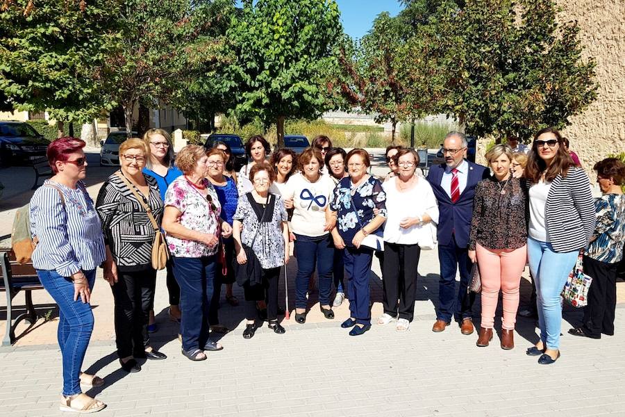 Un grupo de amigas posa con la homenajeada y con el alcalde, José Moreno./AYTO. CARAVACA