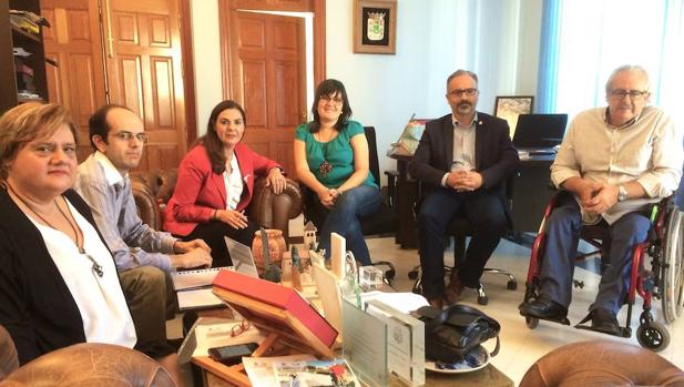Representantes de FAMDIF con el alcalde y las concejalas de Deportes y Turismo. /AYTO. CARAVACA