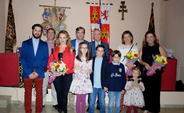 María y Toni en el centro, posan junto a sus familias, el presidente del Bando Cristiano y los Reyes Cristianos./JUAN F. ROBLES