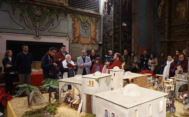 El Belén Municipal se ha instalado en la iglesia de las Madres Carmelitas, en la calle Mayor. /SDC