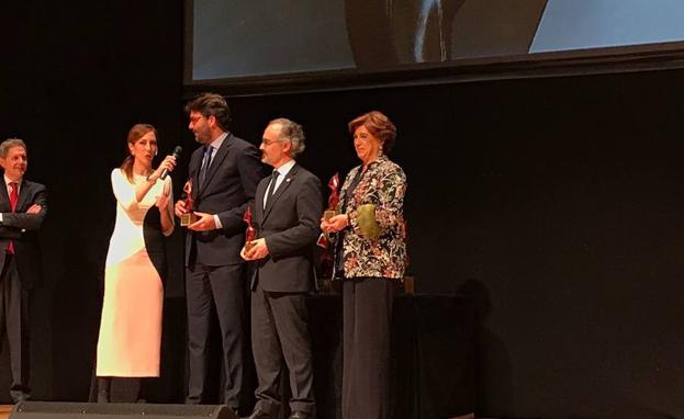 La hermana mayor, Elisa Giménez-Girón; el alcalde, José Moreno; y el director del ITREM, Manuel Fernández. /SDC