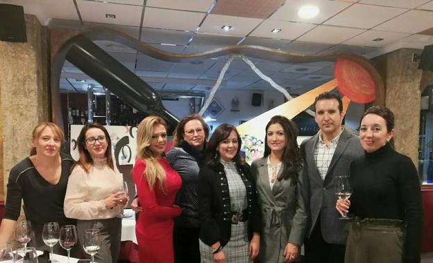 El artista Álvaro Peña, junto alcaldesa de Bullas y algunas de las participantes. /SDC