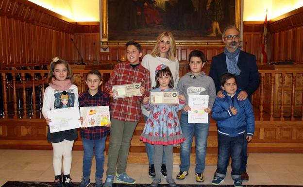 Los escolares premiados con el alcalde, José Moreno, y la concejal de Educación, Esther Poveda. /SDC