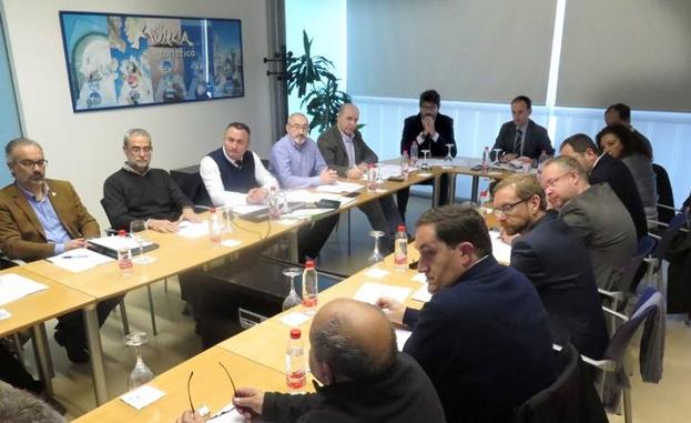 El consejero de Turismo, Cultura y Medio Ambiente, Javier Celdrán, ha presidido la última sesión anual de la junta de gobierno del Consorcio de las Vías Verdes de la Región de Murcia/. CARM